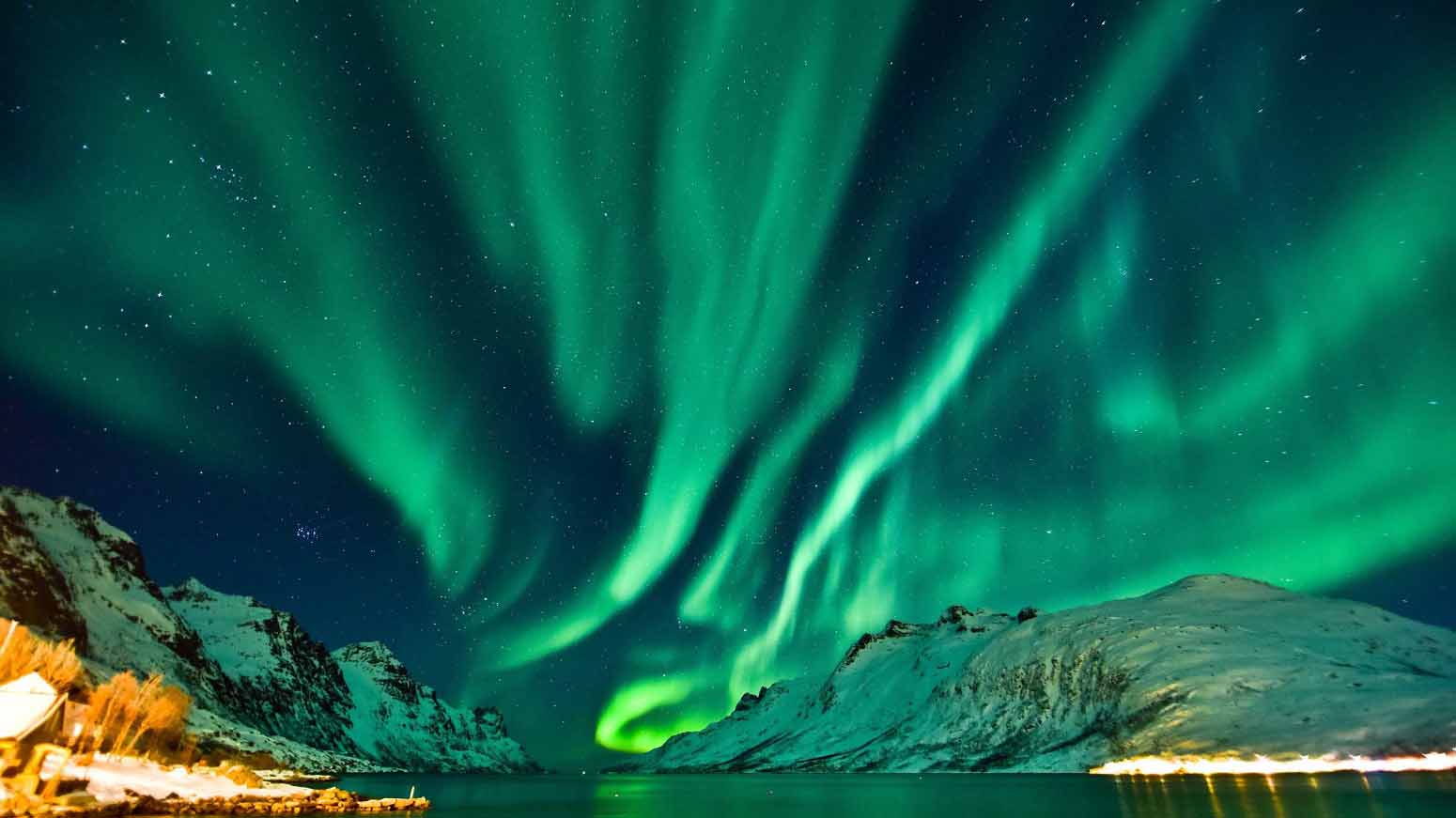 Aurora boreal verde en el cielo de Laponia