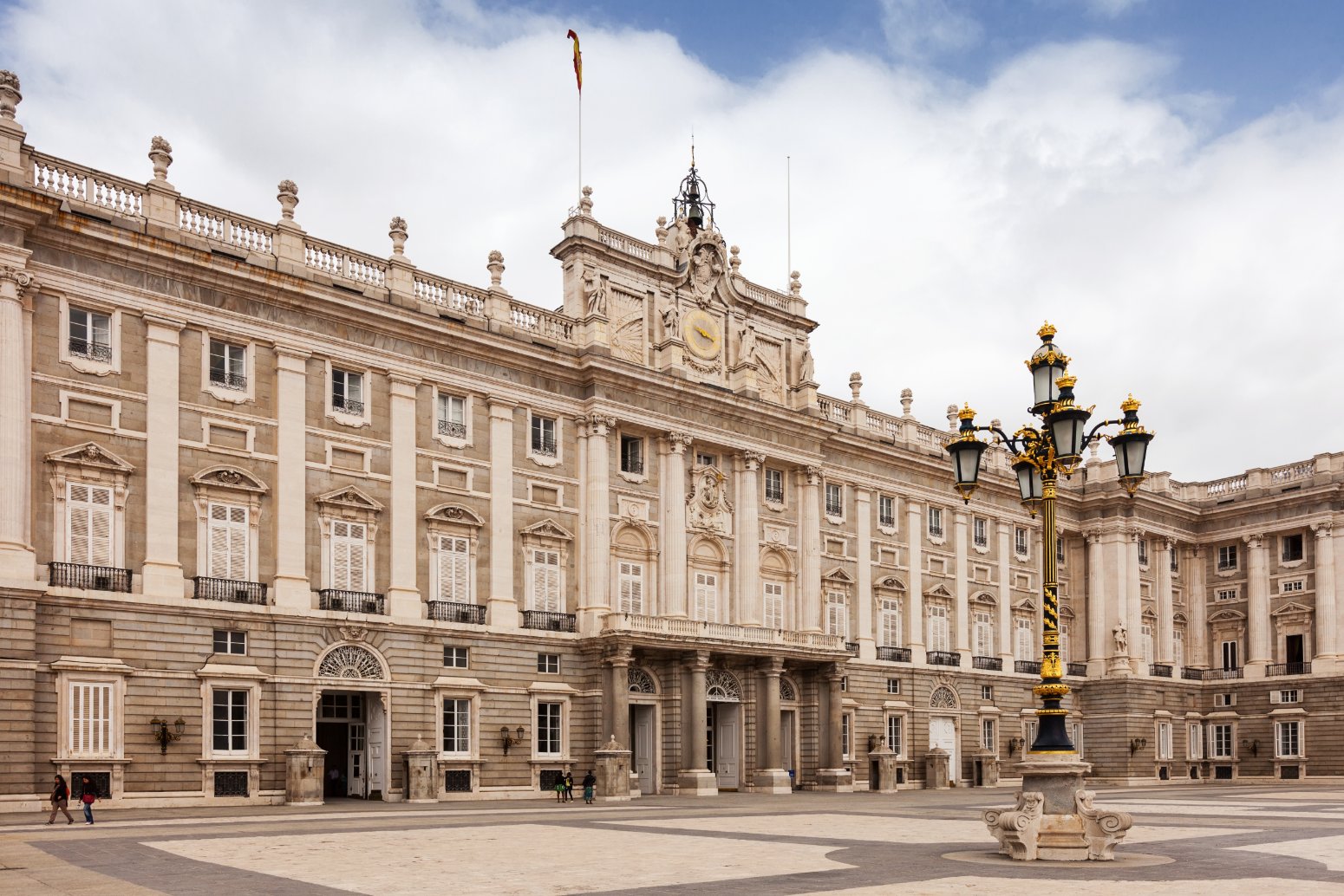 Palacio Real de Madrid a plena luz del día
