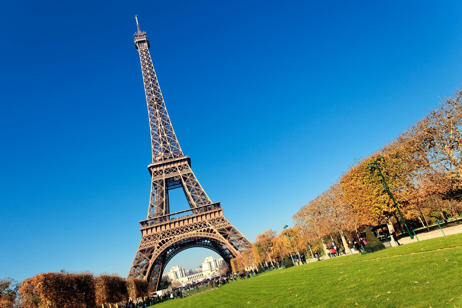 Torre Eiffel de París con cielo de atardecer