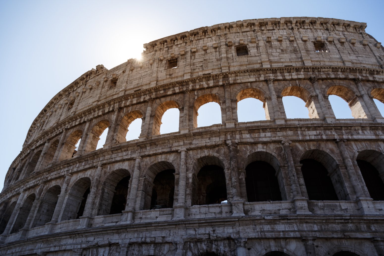El Coliseo romano bajo un cielo despejado