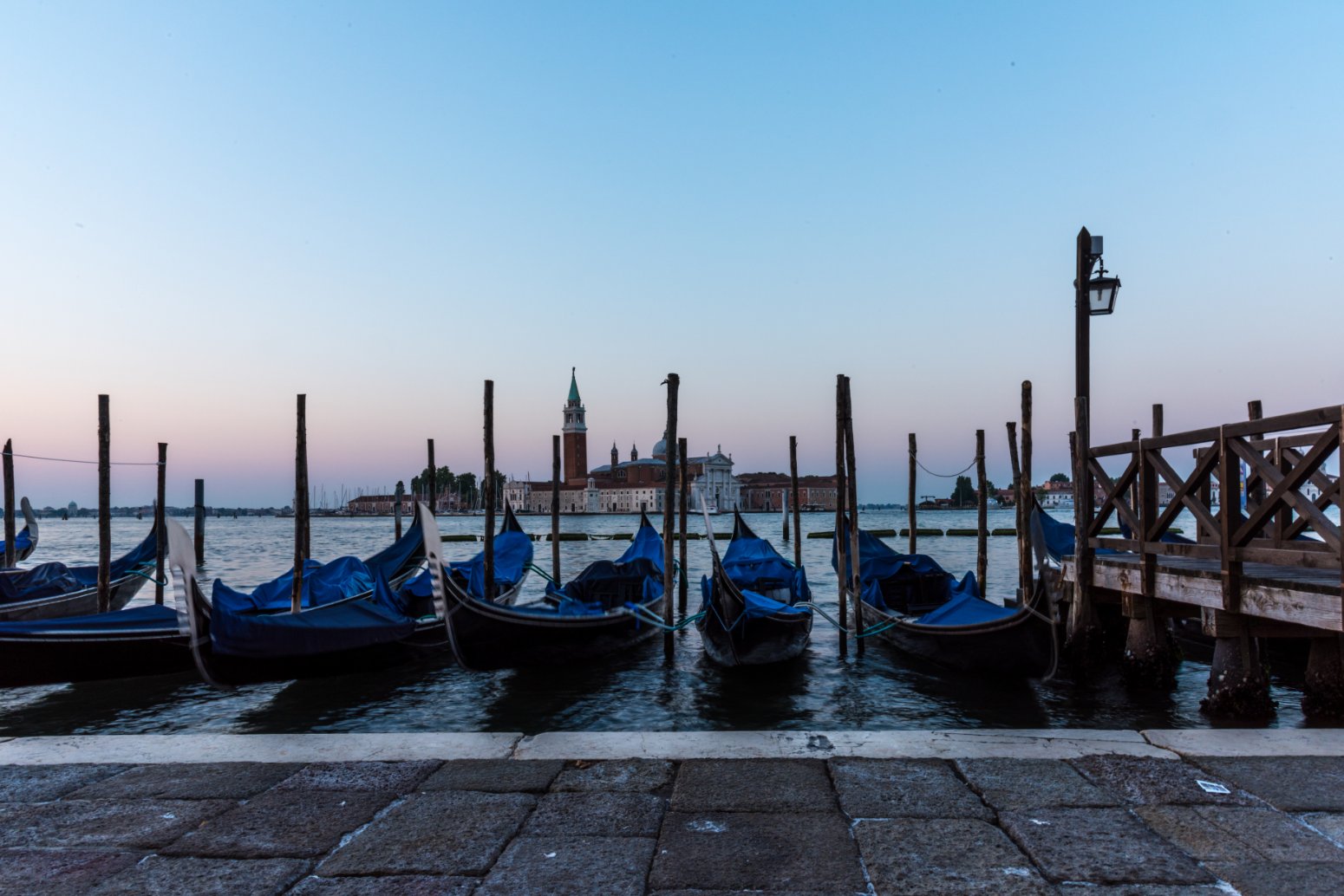 Góndolas amarradas en un canal de Venecia