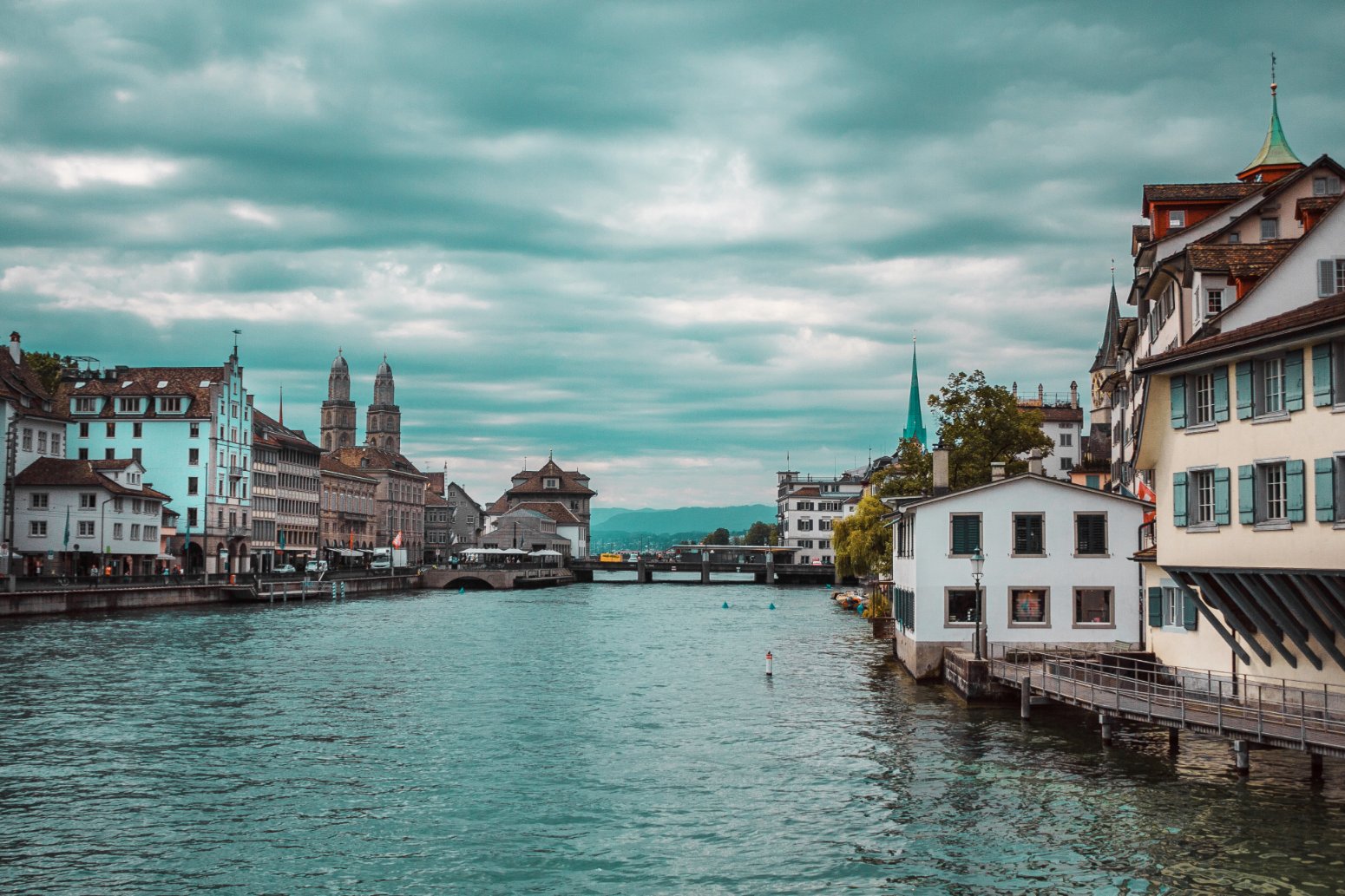 Casco antiguo de Zúrich junto al río Limmat
