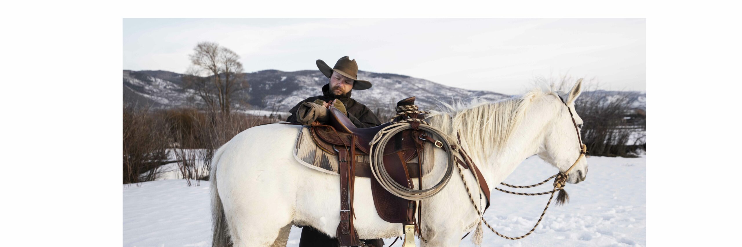 un sami con su caballo enseñando la cultura sami a turistas en un viaje a laponia en familia