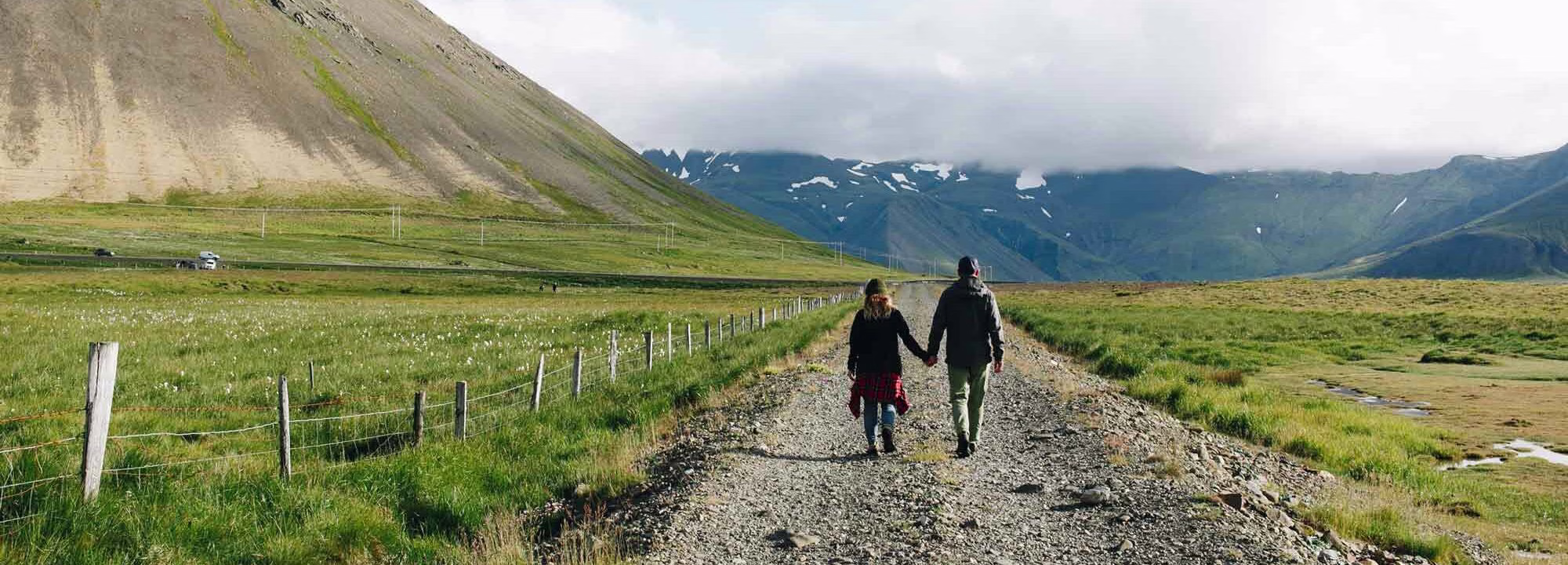 una pareja disfrutando de un viaje a Laponia en familia