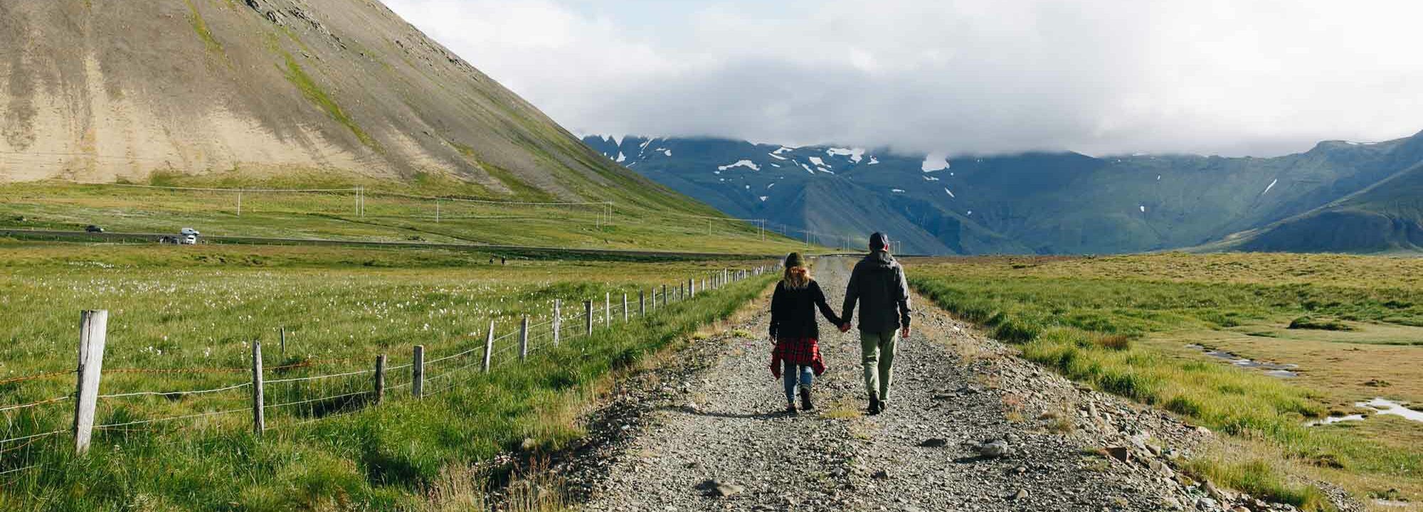 una pareja disfrutando de un viaje a Laponia en familia