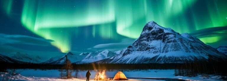 Personas disfrutando un safari en moto de nieve bajo la aurora boreal en Rovaniemi, Laponia, Finlandia