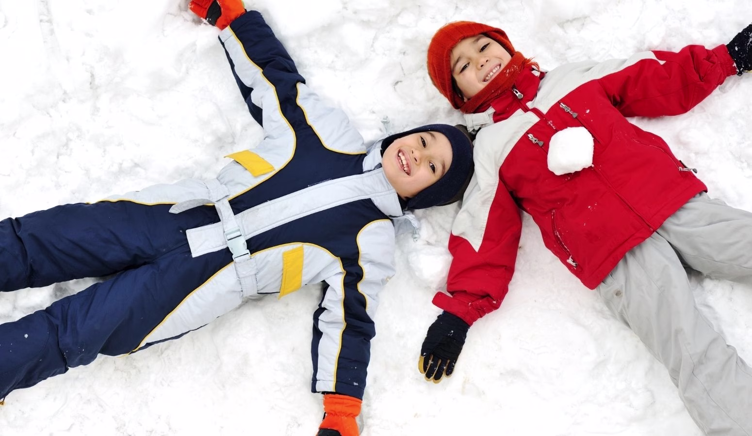 Niños con monos térmicos preparados para el clima polar de Laponia