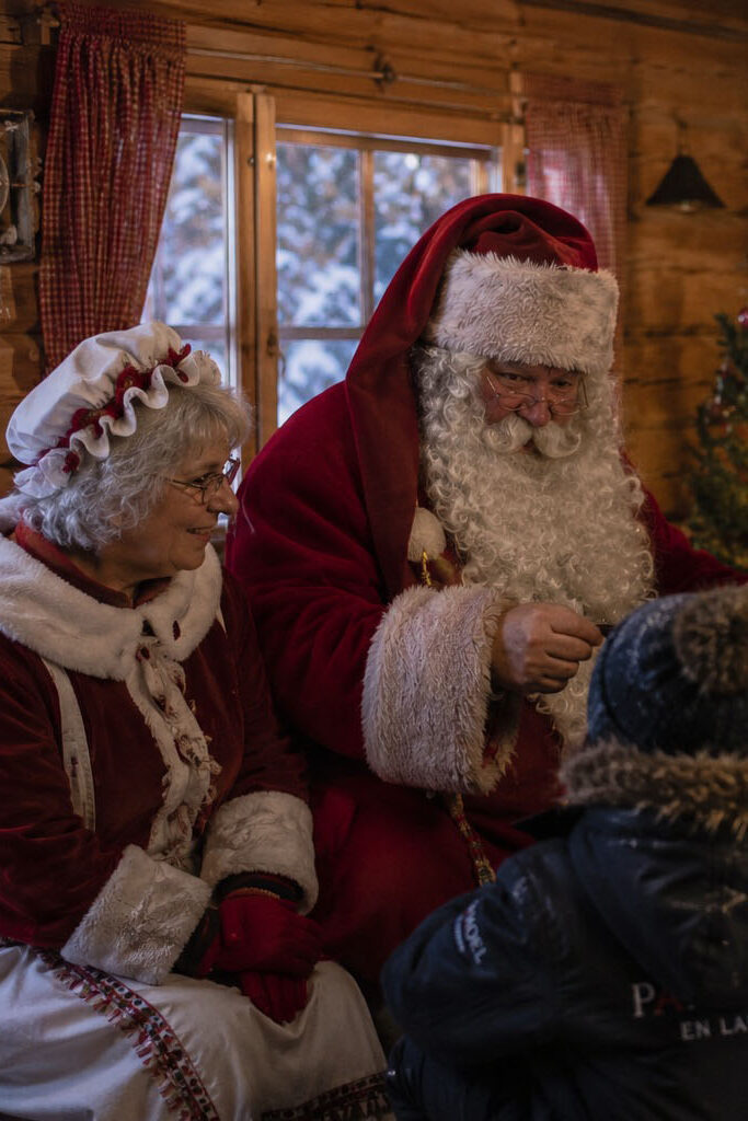 una entrevista privadad en la cabaña del bosque con papa noel joulupukki